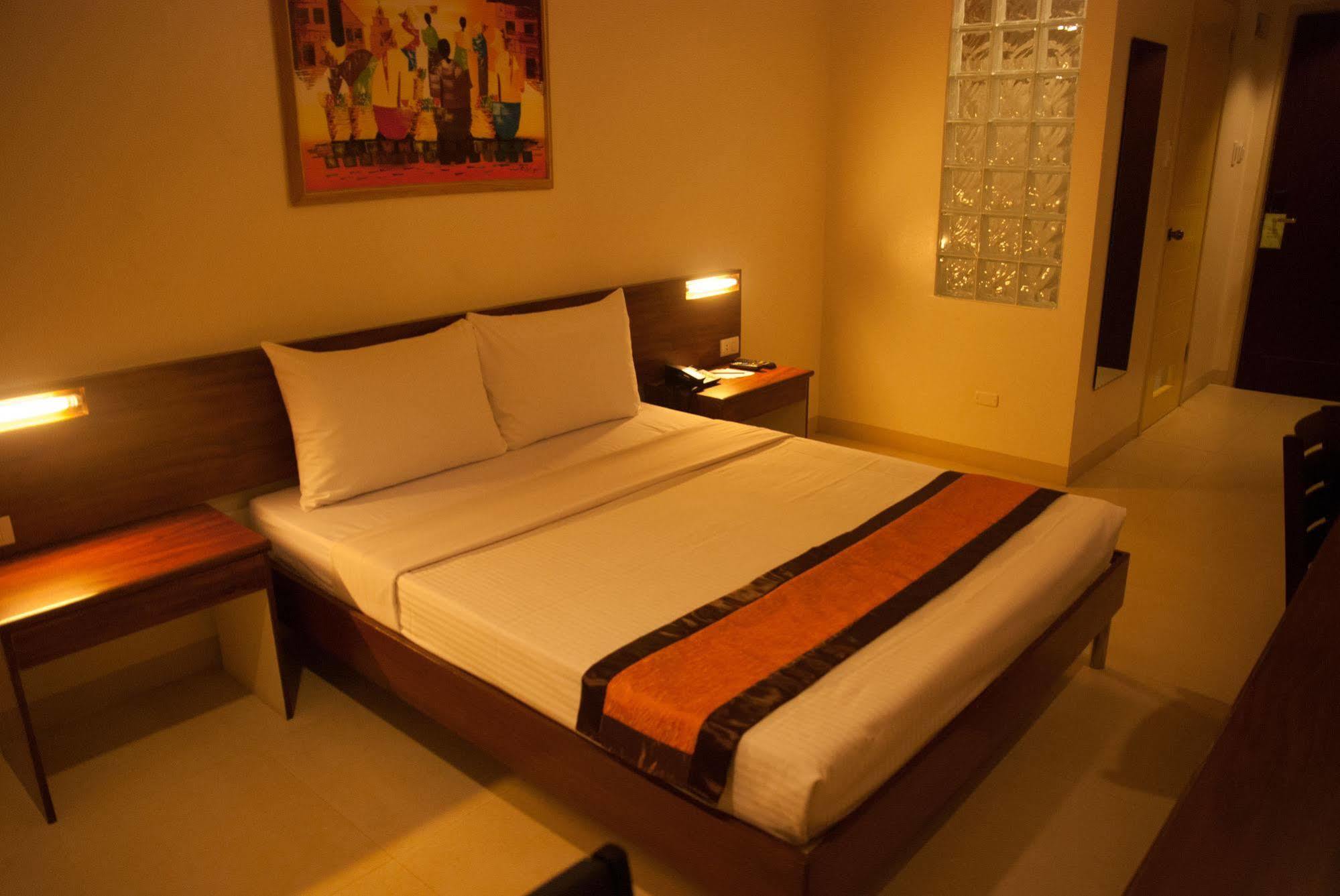 M Suites Hotel 마카티 외부 사진