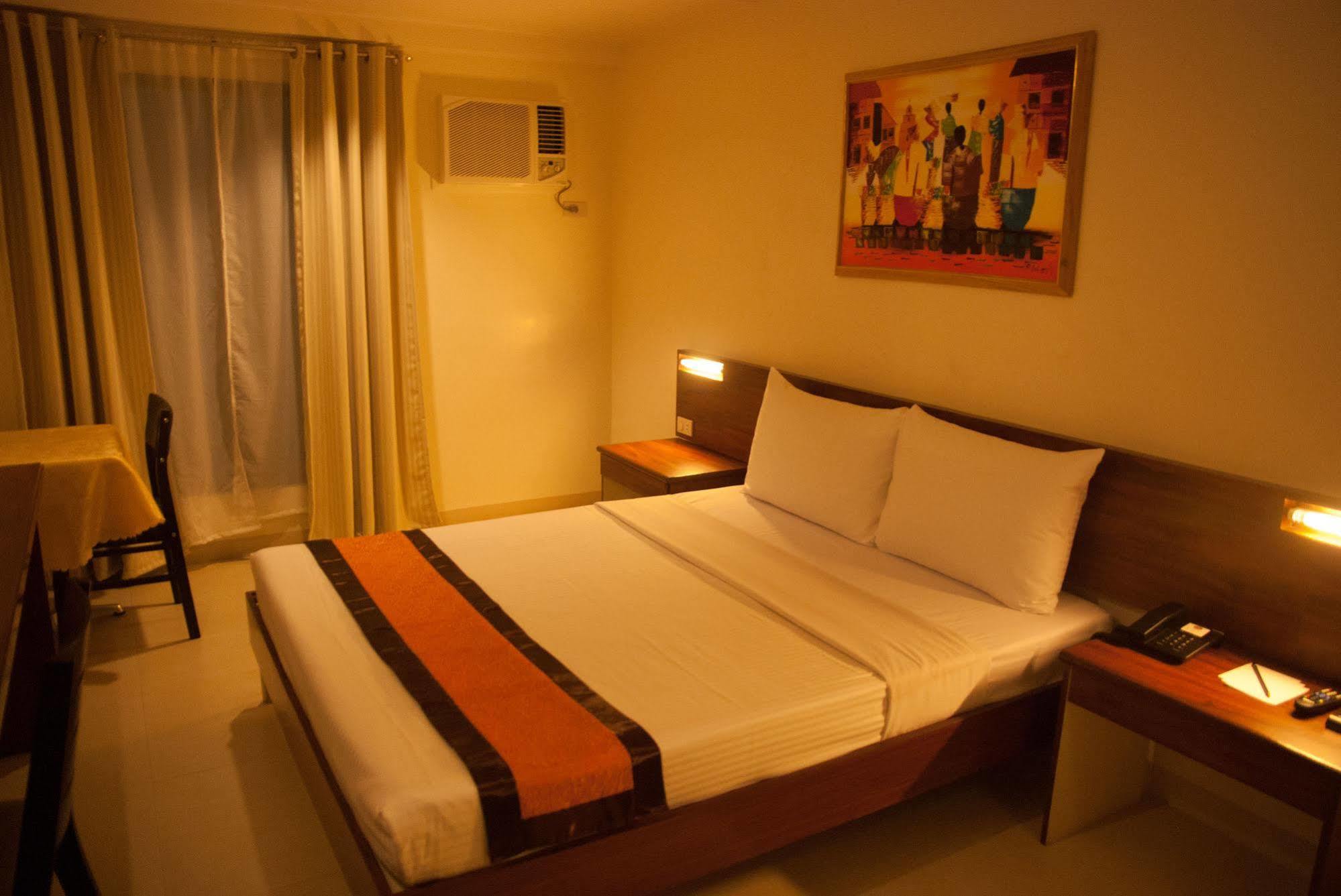 M Suites Hotel 마카티 외부 사진